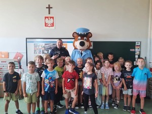na zdjęciu widać policjanta i dzieci