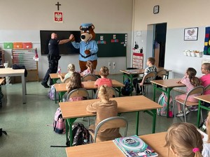 na zdjęciu widać policjanta i dzieci