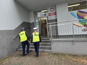 na zdjeciu widać policjantów w szkole