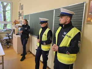 na zdjeciu widać policjantów w szkole