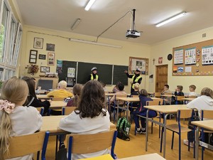 na zdjeciu widać policjantów w szkole