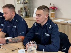 na zdjeciu widać policjantów i mieszkańców