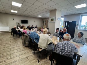 na zdjeciu widać policjantów i mieszkańców