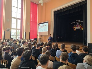 na zdjeciu widać policjanta i uczniów