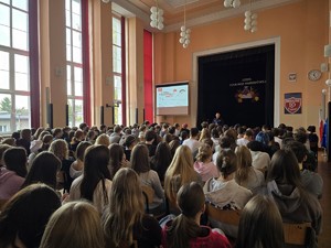 na zdjeciu widać policjanta i uczniów