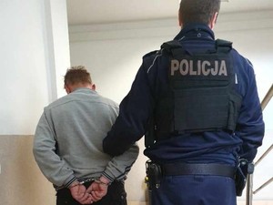 na zdjęciu widać policjanta i zatrzymanego