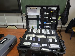 na zdjeciu widać walizkę