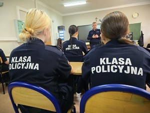 na zdjeciu widać uczniów