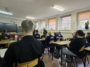 na zdjeciu widać uczniów