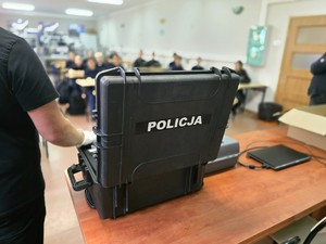 na zdjeciu widać walizkę