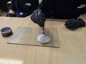 na zdjeciu widać daktyloskopię