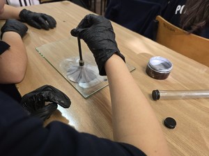 na zdjeciu widać daktyloskopię