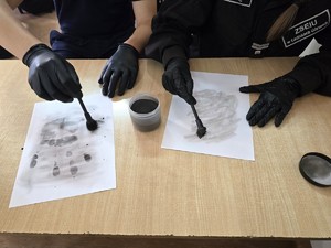 na zdjeciu widać daktyloskopię