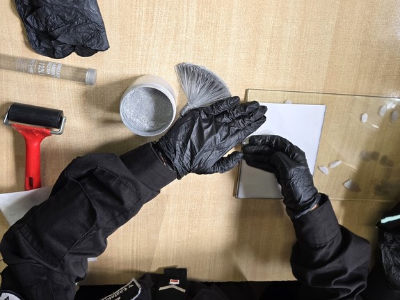 na zdjeciu widać daktyloskopię