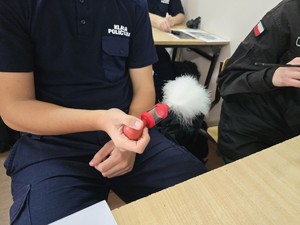 na zdjeciu widać daktyloskopię