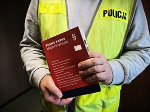 na zdjeciu widać kodeks karny