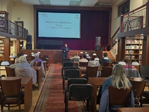 na zdjęciu widać policjanta i uczestników spotkania