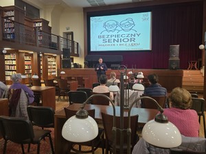 na zdjęciu widać policjanta i uczestników spotkania