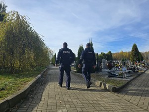 na zdjeciu widać policjantów przed cmentarzem