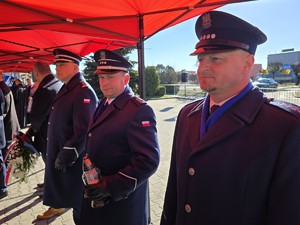 na zdjeciu widać policjantów