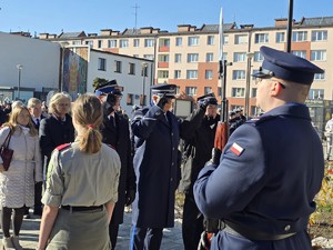 na zdjeciu widać policjantów