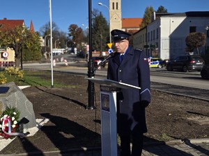 na zdjeciu widać policjanta