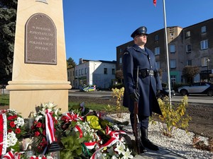 na zdjeciu widać policjanta