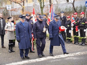 na zdjeciu widać policjantów przed pominikiem