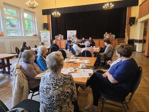 na zdjęciu widać policjantów i uczestników spotkania