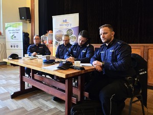 na zdjęciu widać policjantów