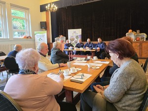 na zdjęciu widać policjantów i uczestników spotkania