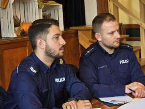 na zdjęciu widać policjantów