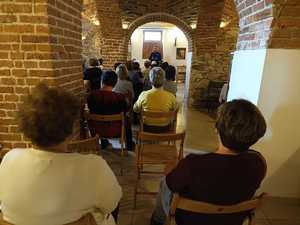 na zdjęciu widać policjanta i seniorów