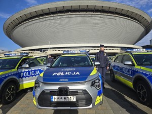 na zdjeciu widać policjantkę i radiowóz