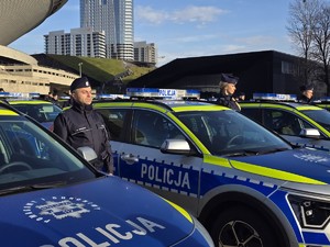 na zdjeciu widać policjantkę i radiowóz