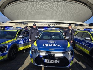 na zdjeciu widać policjantów i radiowozy