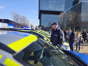 na zdjeciu widać policjanta i radiowóz