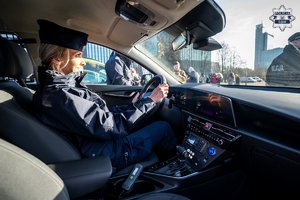 na zdjeciu widać policjantkę w radiowozie