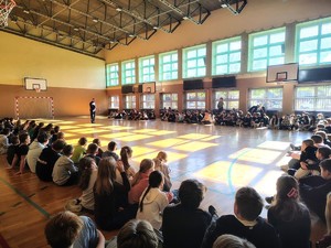 na zdjeciu widać policjanta i dzieci