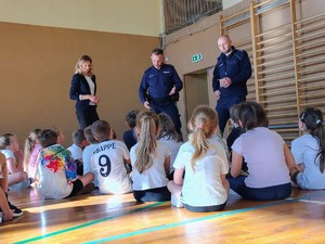 na zdjeciu widać policjantów