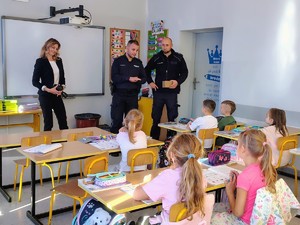 na zdjeciu widać policjantów