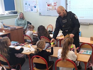 na zdjeciu widać policjanta i dzieci