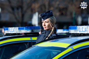 na zdjęciu widać policjantkę
