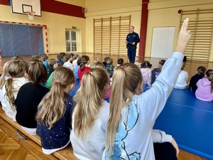 na zdjęciu widać policjanta i dzieci