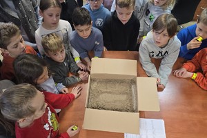 na zdjeciu widać dzieci i zabezpieczony ślad