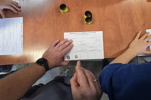 na zdjeciu widać  zabezpieczony ślad