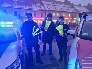 na zdjęciu widać policjantów i reportera