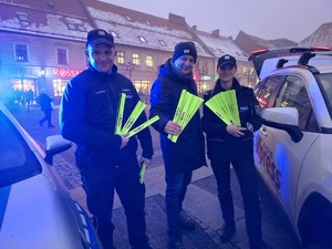 na zdjęciu widać policjantów i reportera