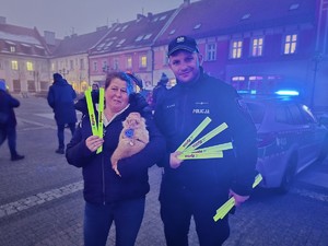 na zdjęciu widać policjantów i kobietę