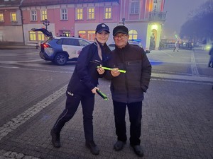 na zdjęciu widać policjantów i mężczyznę